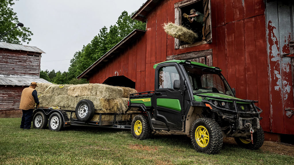 Loading XUV 845R with hay bales