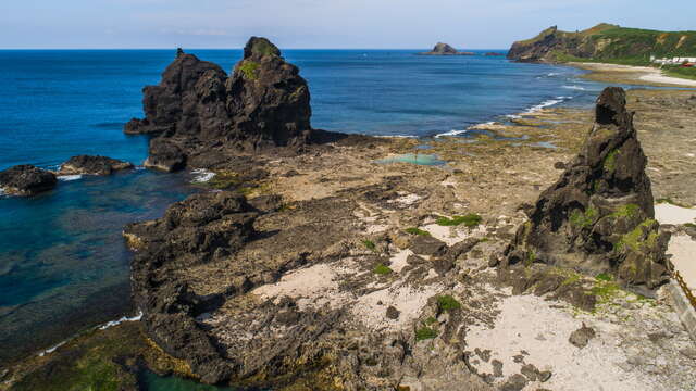 白色恐怖綠島紀念園區附近的將軍岩與三峰岩