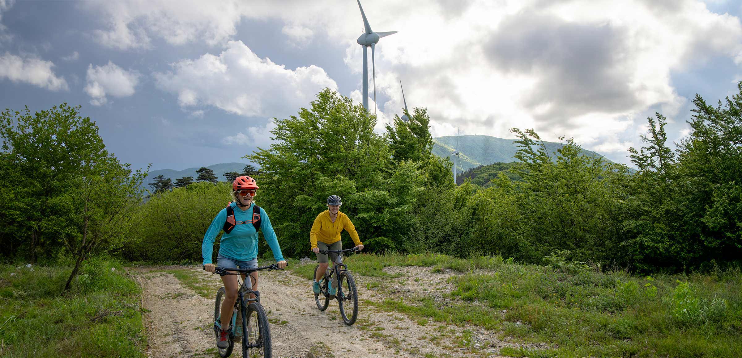 From the heat of the Earth to the energy of rivers: sustainable tourism in Italy, Spain and Chile