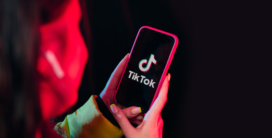 Meisje opent Tik Tok op haar mobiele telefoon