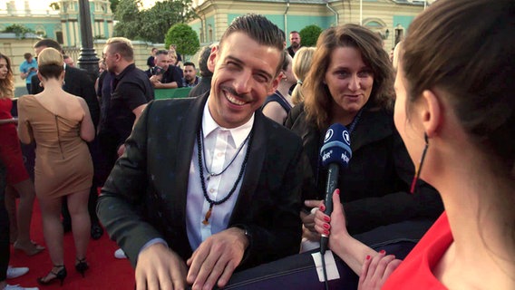 Italiens Teilnehmer Francesco Gabbani gibt am roten Teppich bei der Eröffnung des ESC 2017 ein Interview. © NDR 