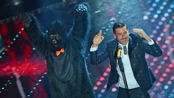 Francesco Gabbani bei seinem Auftritt im Finale des Sanremo Festivals 2017. © Picture-Alliance / ZUMA Press Foto: Pamela Rovaris