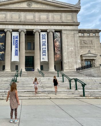 Yesterday’s healthy dose of Chicago 🌇🦖✨📚

#chicago #midwestliving #fieldmuseum #sue #sisters #motherhood #fallfavorites #streetsofchicago