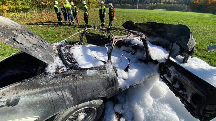 Komplett ausgebrannt :  Oldtimer fängt Feuer