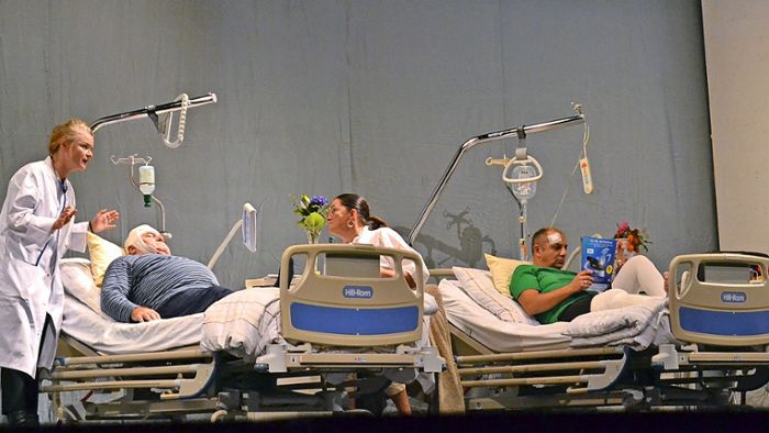 Theaterabend in Selb: Wilde Szenen zwischen Klinik-Betten