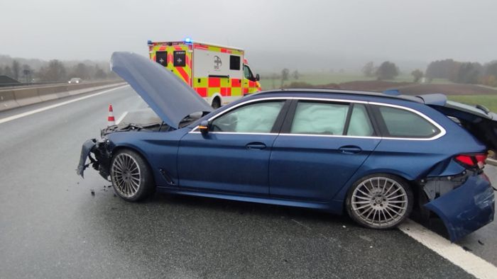 A70: Luxusauto an der Leitplanke geschrottet