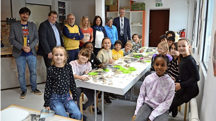 Porzellan für den guten Zweck: Grundschüler basteln Baumschmuck