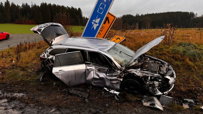 Bei Helmbrechts: Transporter übersieht anfahrendes Auto