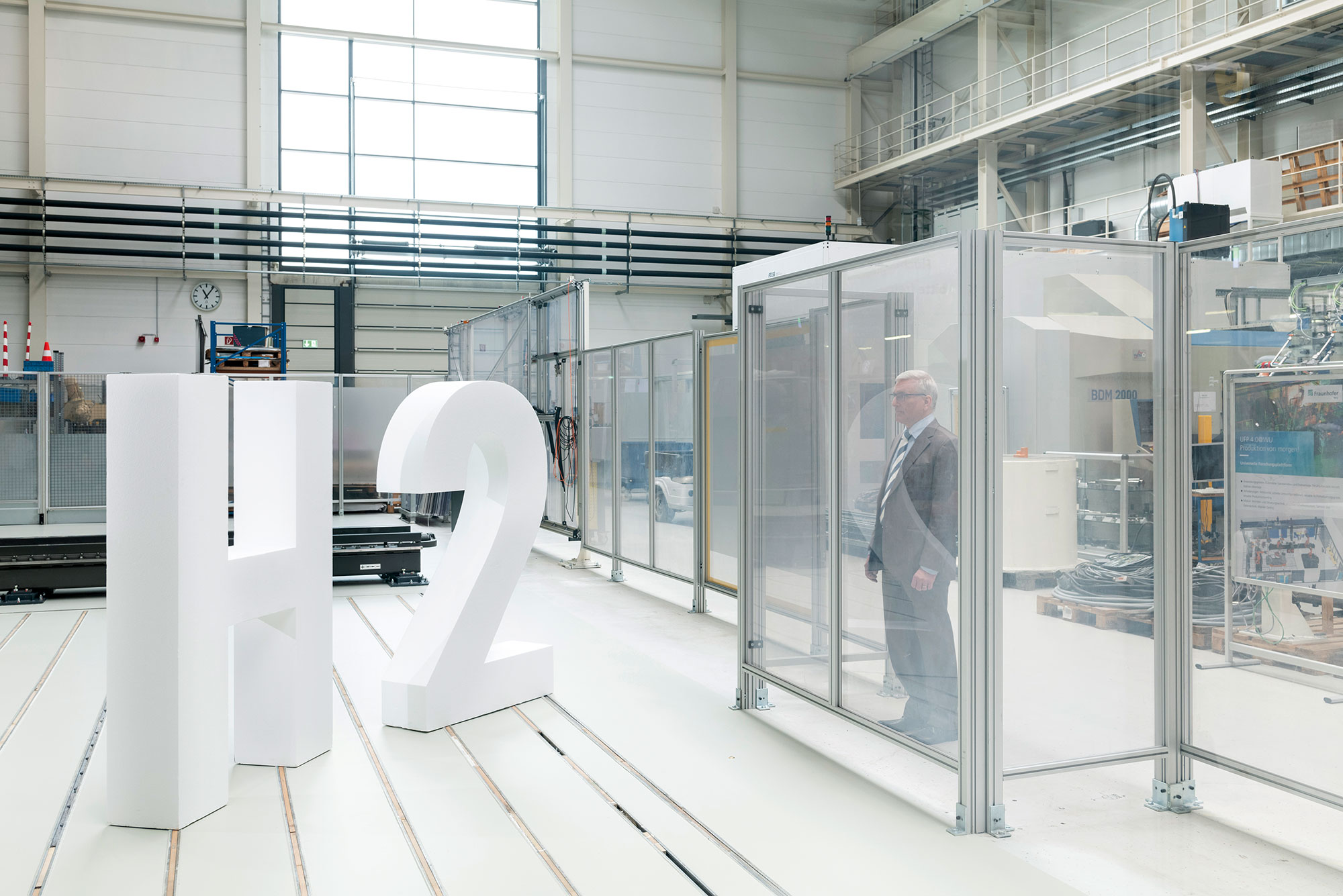 Dr. Andreas Willert im Technikum des Fraunhofer ENAS.