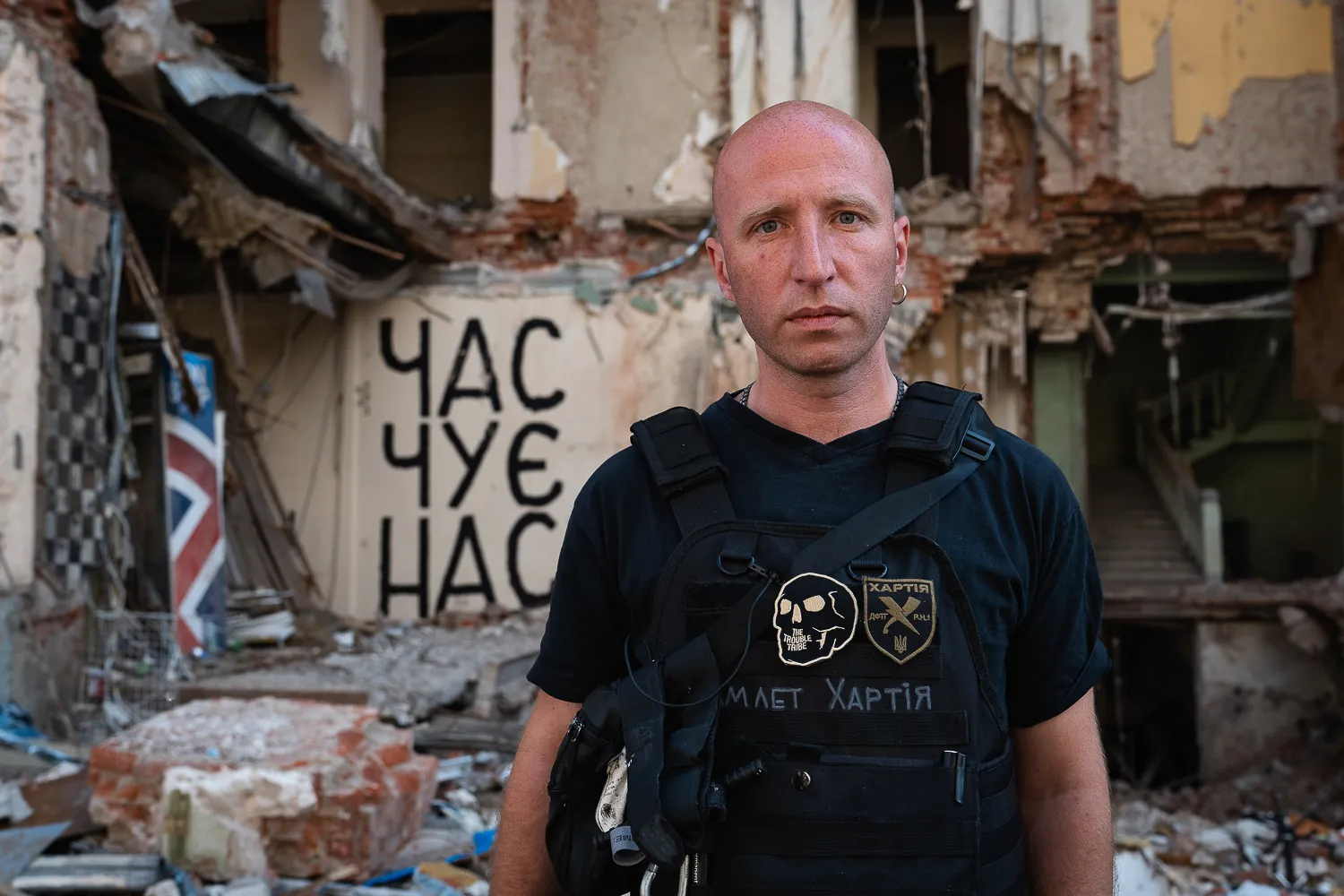 Kharkiv street artist Hamlet Zinkivskyi against the background of his work. Kharkiv, Slobozhanshchyna. 10 June, 2022