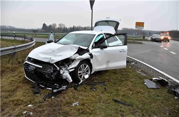 Bei dem Unfall auf der B214 in Thuine wurden zwei Autofahrerinnen schwer verletzt. Foto: Hermann Lindwehr