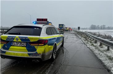 Nach einem Unfall kommt es am Donnerstagvormittag zu Verkehrsbehinderungen auf der Autobahn 30 bei Gildehaus. Foto: Henrik Hille