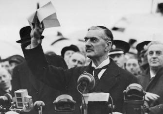 Neville Chamberlain holds the Munich Agreement aloft on his return to Britain, 30 September 1938. Narodowe Archiwum Cyfrowe. Public Domain.