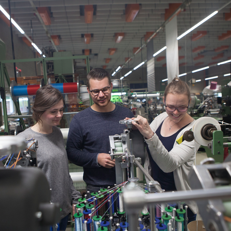 Studierende in der Maschinenhalle