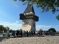 Vespas vor dem Uhrturm