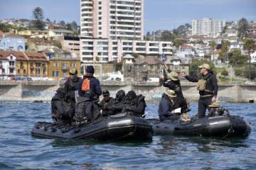 Buzos de combate en ejercicio submarino frente a la costa de Recreo en Viña del Mar Firma Armada de Chile