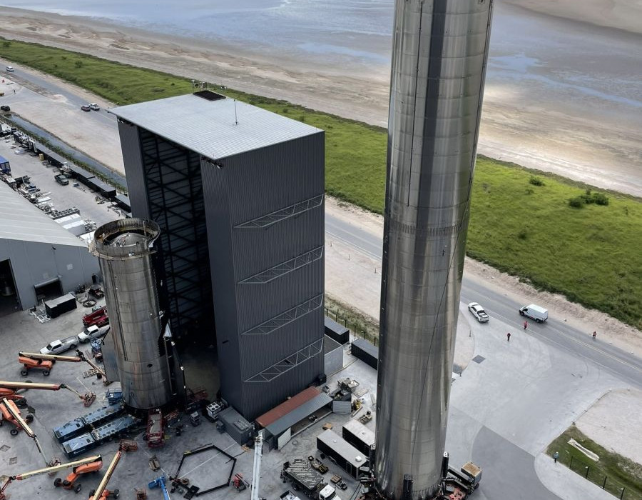 Ensamblaje del Super Heavy. Foto SpaceX.