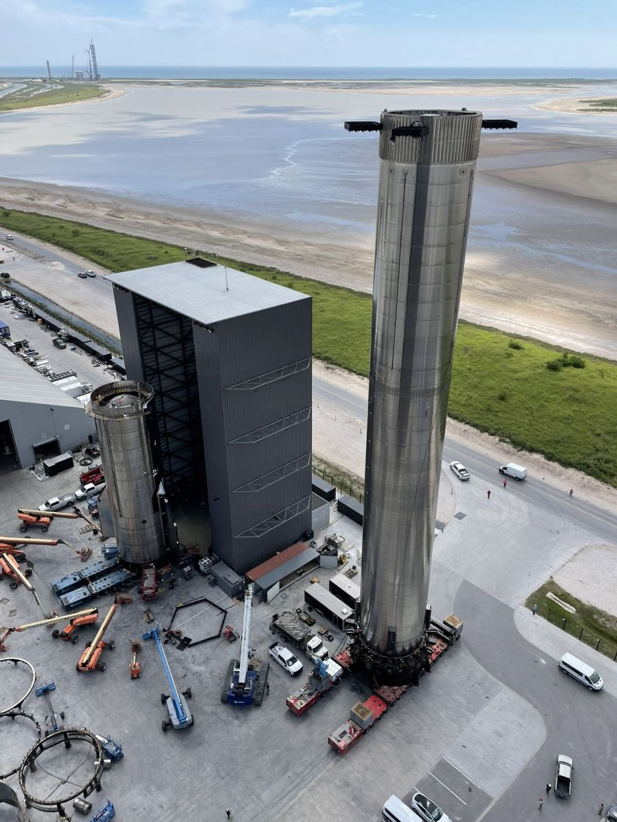 Ensamblaje del Super Heavy. Foto SpaceX.