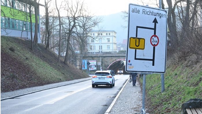 Lösung wird gesucht: Hinweisschild steht im Weg