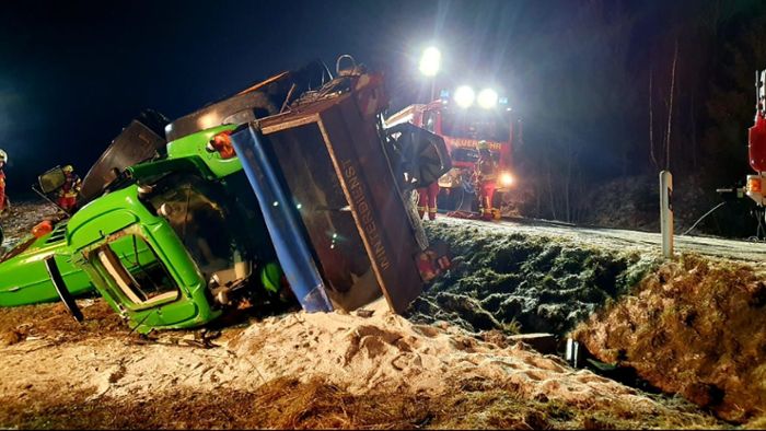 Die Feuerwehr ist am frühen Morgen bei Marktleugast im Einsatz. Ein 19-Jähriger kam bei einem Traktor-Unfall ums Leben.