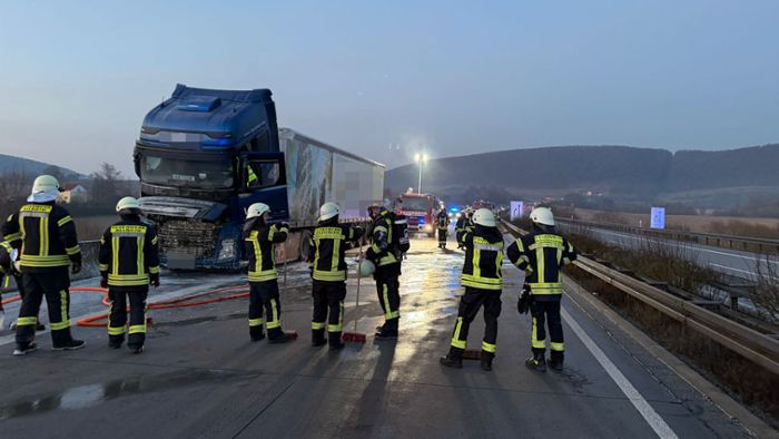 Sperrung bei Meiningen: Feuer aus Motorraum - Lkw brennt am A 71-Tunnel