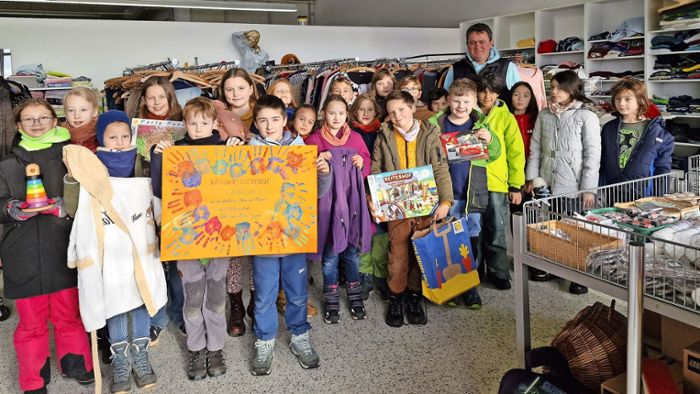 Nicht nur Geld im Gepäck: Assisischule spendet 1000 Euro an die Ilmenauer Tafel