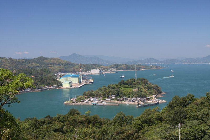 高台に建つ展望台からは橋を通行する車や人も見え、来島や小島など瀬戸内の多島美も楽しめる。