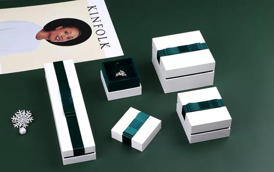 How can jewelry packaging boxes be made more environmentally friendly?