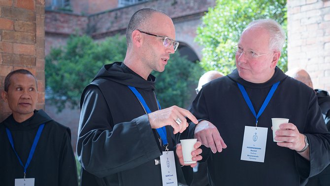 Pater Daniel Hörnemann, Mönch der Abtei Gerleve im münsterländischen Billerbeck, im Gespräch mit Abt Louis Blanc aus der französischen Abtei Triors. | Foto: Collegio di Sant‘ Anselmo