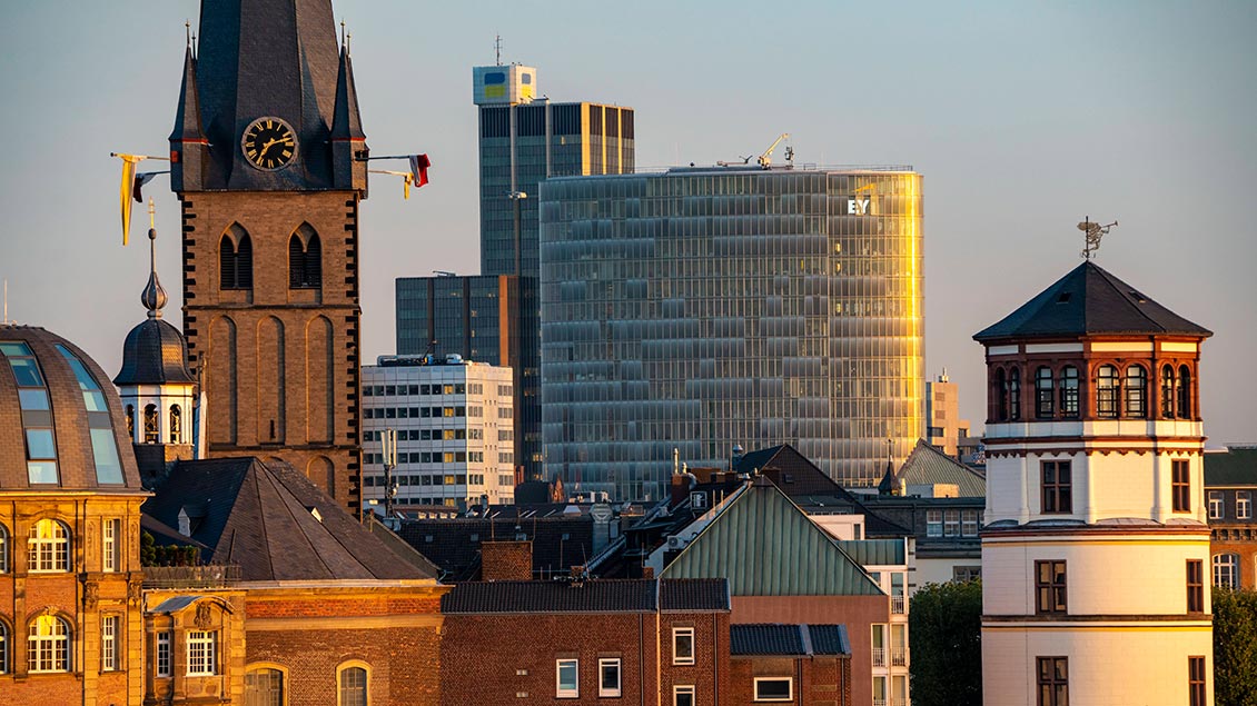 Kirchturm in der Skyline von Düsseldorf