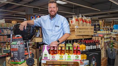 Getränke, Snacks, ein bisschen Stimmung: Edeka-Kaufmann Andreas Behrens zeigt, mit welchen Accessoire-Produkten man die Grillsaison unkompliziert im Markt spielen kann.