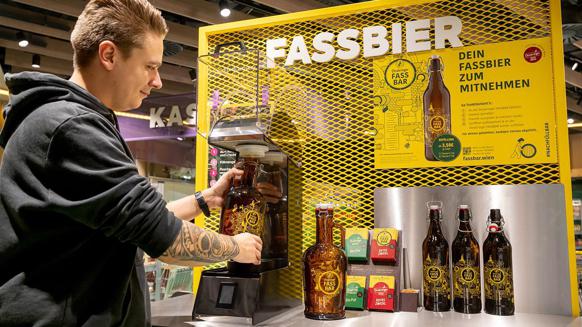 Bier zum selbst abzapfen (in Mehrwegflaschen) an der "Ottakringer Fassbar".