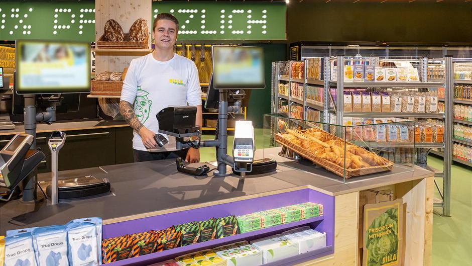 Am Kassentresen (österr.: "Kassatheke") gibt es ein "Brot der Woche" (Hintergrund) sowie rein pflanzliche Croissants (vorne rechts).