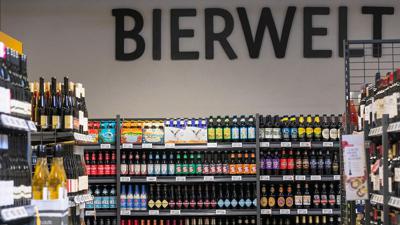 Rewe-Kaufmann Alexander Krüger bietet in Bad Kreuznach im Getränkemarkt mehr als 1.000 Sorten Bier, ein solides Craftbeer-Sortiment und viele regionalen Sorten, die besonders herausgestellt werden. 