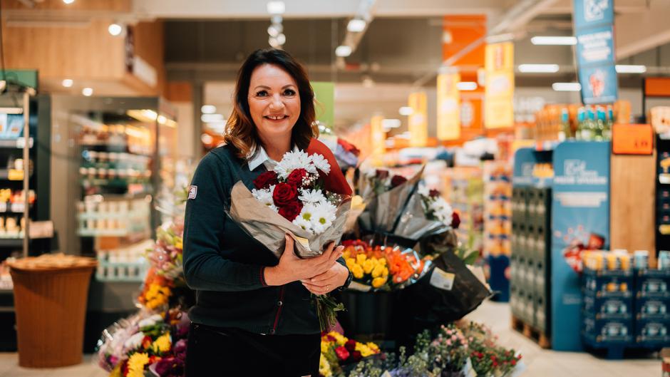 Supermarkt Stars 2023 - am 20.6.2023 heißt es im Frankfurter Palmengarten "And the winner is"? Ob Bronze, Silber oder Gold: Für ihr Team ist es natürlich klar, ihre Hausleiterin Peggy Schlicht, Kaufland Chemnitz, ist die Goldkandidatin. Autogrammkarten sind schon vorbereitet. 