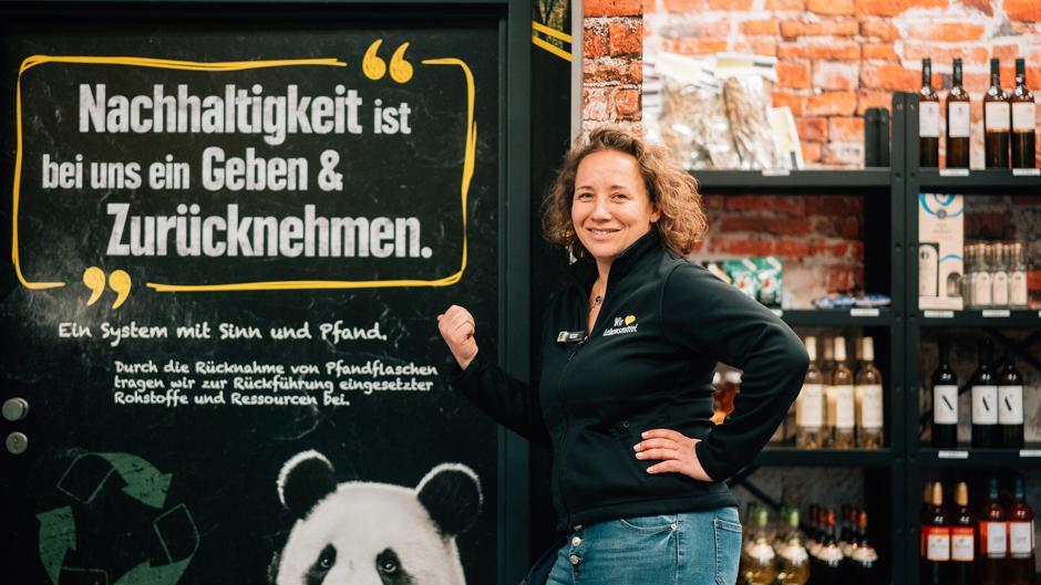 Auch wenn es nicht über der Tür steht, es ist "ihr" Markt: Markleiterin Kathrin Tröger, Edeka Berlin. Vielleicht ist es bald auch ihre Gold-Auszeichnung? 