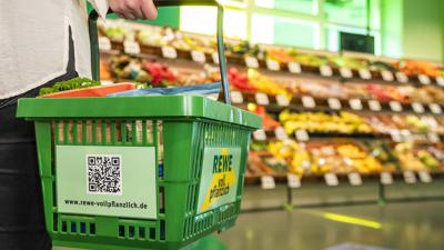 Der Weg durch den voll pflanzlichen Supermarkt beginnt beim Obst und Gemüse, direkt danach folgen die Salatbar und frisches Sushi von Eat Happy. 