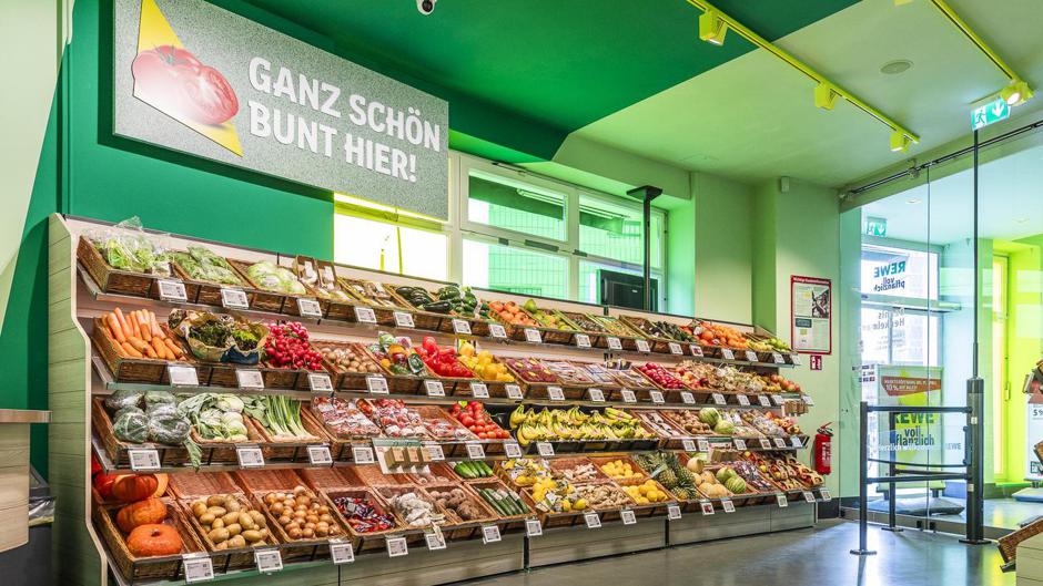 Der „Rewe voll pflanzlich“ in Berlin ist mit seinen 212 Quadratmetern Verkaufsfläche kompakt und übersichtlich. Das Angebot pflanzlicher Lebensmittel und Drogerieprodukte ist umso größer: Über 2.700 Artikel von rund 300 Marken finden darin Platz. 