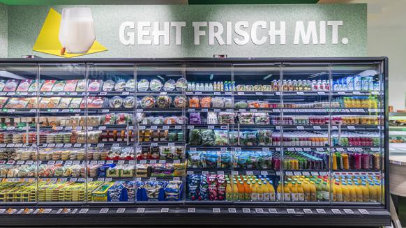 Im Markt gibt es drei Self-Checkout-Kassen. 