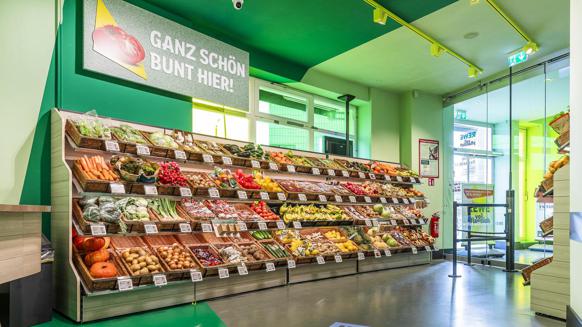 Die Rewe-Group hat bereits in Wien festgestellt, dass ein veganer Supermarkt funktionieren kann: Dort führt Händler Billa, der zur Rewe-Group gehört, schon seit September 2022 eine rein pflanzliche Filiale namens "Billa pflanzilla". Allerdings grenzt diese Filiale direkt an eine normale Billa-Filiale an.