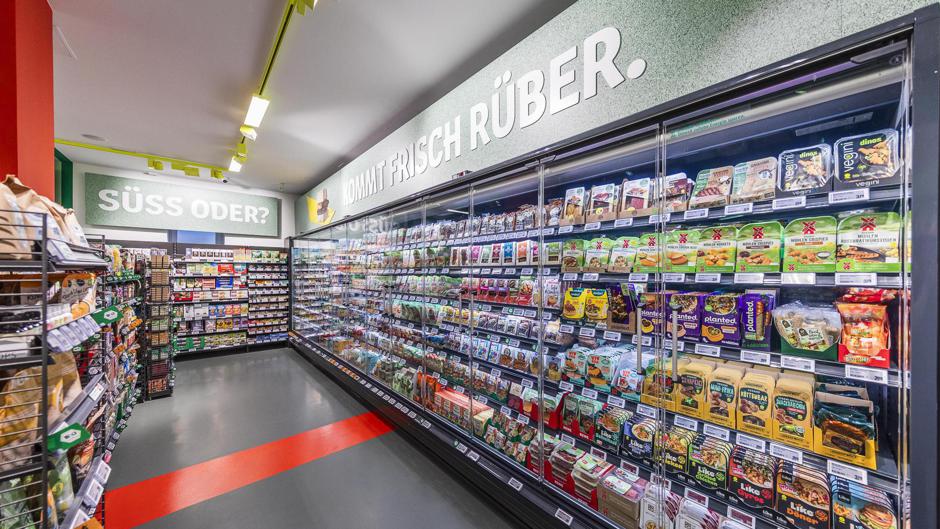 Insgesamt gibt es rund 2.700 vegane Produkte, das sind etwa doppelt so viele wie in einem durchschnittlichen Rewe-Markt.