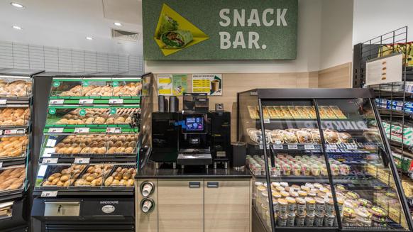 Am meisten gekauft haben die Kunden bisher das Franzbrötchen und die Schokocroissants aus der Backwelt. Die erfolgreichsten Snackartikel sind das frisch im Markt produzierte Brötchen 'Schnitzel Dinkelchen' und 'Frischcreme mit Lauchzwiebeln', so der Inhaber Dennis Henkelmann über die bisherigen Renner im Markt.