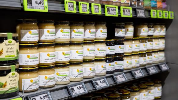 Bienen aus der Heimat: Die Kunden schätzen das regionale Honigangebot. Genauso funktionieren höherpreisige Bio-Honige oder der hippe Manuka-Honig. Dominik Gotthardt sieht in Bio und regional die Zukunft. 