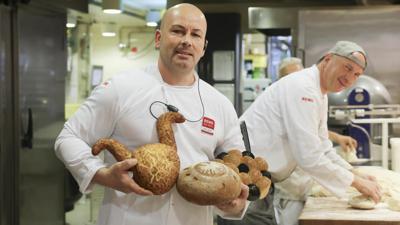 Brotsommelier: Stierbrot, Hanfbrot mit Eintracht-Adler, Fußballbrot – Bäcker Thomas Ulrich ist seit 2019 dabei und lässt sich immer wieder Neues einfallen. Brot ist sein Steckenpferd. Nächstes Ziel: Sommelier-Ausbildung.