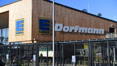 Edeka Minden-Hannover eröffnet in Nauen westlich von Berlin einen Zukunftsmarkt. Ladenbauer Schweitzer und Designer Interstore haben zusammen mit der Regionalgesellschaft viel Wert auf Energieeffizienz, Materialeinsparung und modernes Design gelegt, das die Ware betont. Kaufmann ist Christian Dorfmann - wir waren bei seiner Eröffnung dabei.