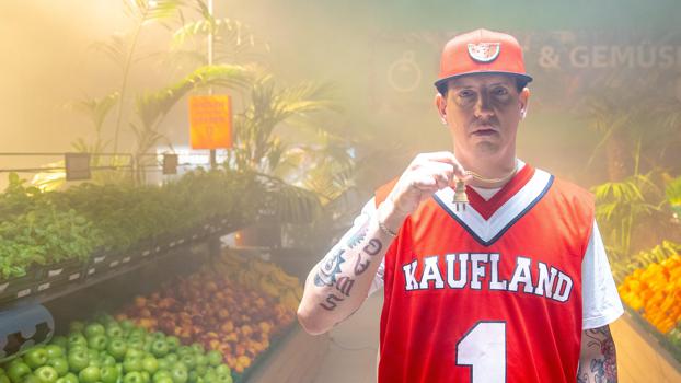 Im Video rappt sich Money Boy als "Fresh Boy" durch die Obst- und Gemüseabteilung einer Kaufland-Filiale.