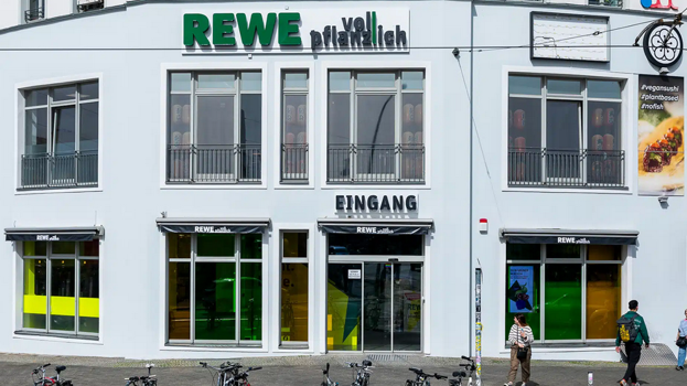 Außenansicht des „REWE voll pflanzlich“ in Berlin-Friedrichshain.