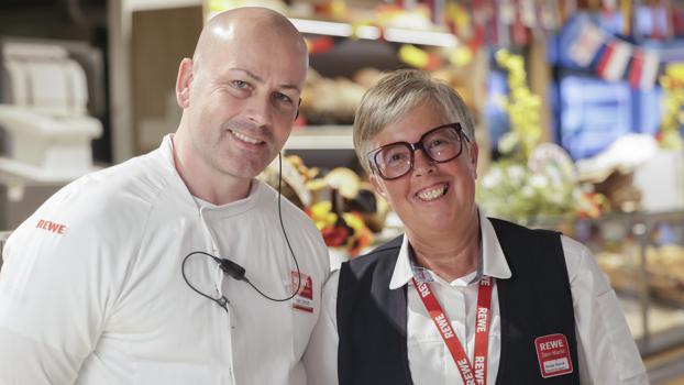 Gemeinsam große Brötchen backen: Er ist erfolgreich an der Backtheke, sie als Marktmanagerin – Thomas Ulrich und Dunja Storck, das ewe-Dreamteam in Egelsbach.