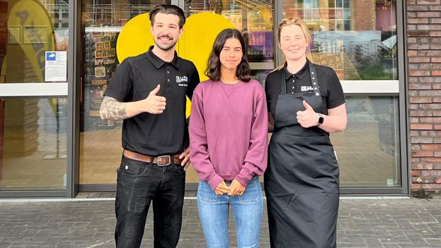 Anfang Juni 2024 hat der neue Edel-Edeka von Jana und Nicolas Schmidt im hessischen Neu-Isenburg eröffnet. Unsere französische Praktikantin Juliane  (Mitte) nimmt den schönen Markt unter die Lupe. 