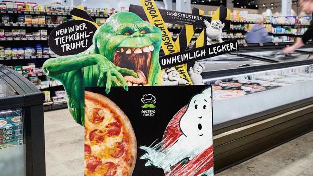 Aufsteller für die Ghostbusters-Pizza im Supermarkt.